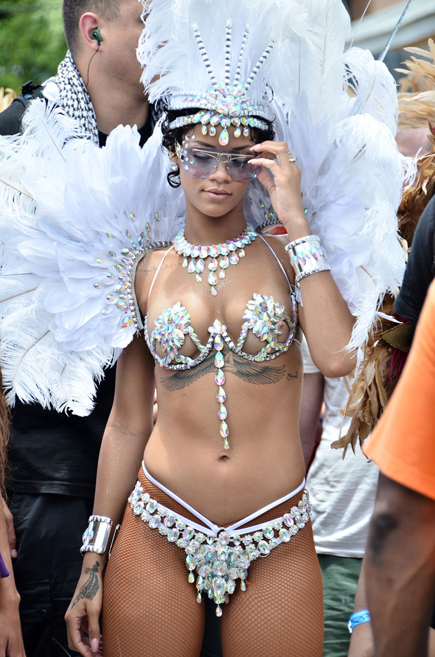 Rihanna FLAT BELLY ABS Att